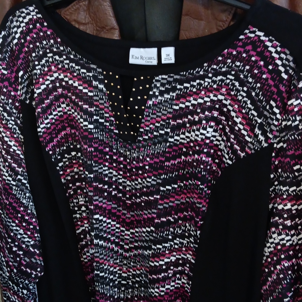 A BEAUTIFUL KIM ROGERS top sz 3X. She is hot pink white gray & black.